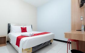 RedDoorz near Puri Indah Lippo Mall 2